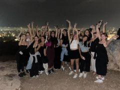 Athen 2025 Mädchengruppe unterwegs